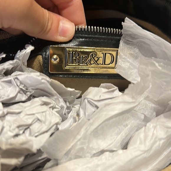 LEATHER SHOULDER BAG // WORN WITH SOME WEAR & TEAR - Picture 9 of 16